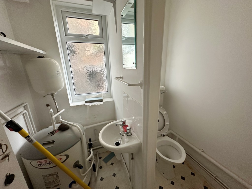 Lot: 90 - COMMERCIAL UNIT ARRANGED OVER FOUR FLOORS - W.C.